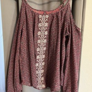 Shoulder cutout long sleeve.